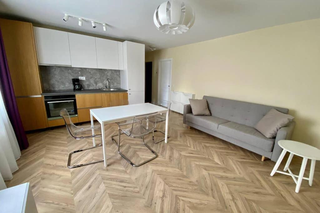 Cozy Modern One Bedroom ฟลอเรชติ ภายนอก รูปภาพ